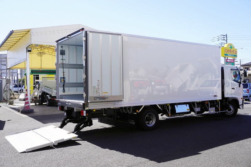 （未使用）　レンジャー　４トン　「ワイド　ベッド付き」　冷蔵冷凍車　積載２３００ｋｇ　リアエアサス　６．１ｍ長　格納パワーゲート　ラジコン　サイドドア　－３０度設定　キーストン　ラッシング２段　バックカメラ　ＥＴＣ２．０　菱重製　オートエアコン　メッキパーツ　６速ＭＴ！　車検「Ｒ９年５月まで！」