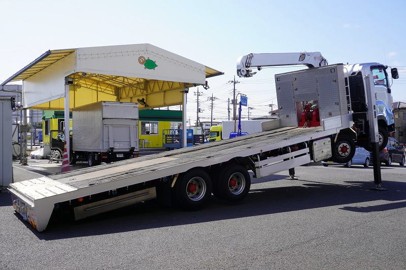 ギガ　大型　４軸　２デフ　リーフサス　「ベッド付き」　４段セルフクレーン　積載１１２００ｋｇ　古河ユニック製　ラジコン　フックイン　２．９３ｔ吊　ウインチ　造りボディー　リターダ　鳥居シマ板張り＆埋め込み式工具入れ＆ラダー付き　床フック　アユミ板掛け＆アユミ板付き　バックカメラ　ＥＴＣ　メッキパーツ　回送仕様　７速ＭＴ！総重量２５トン未満！フロント画像