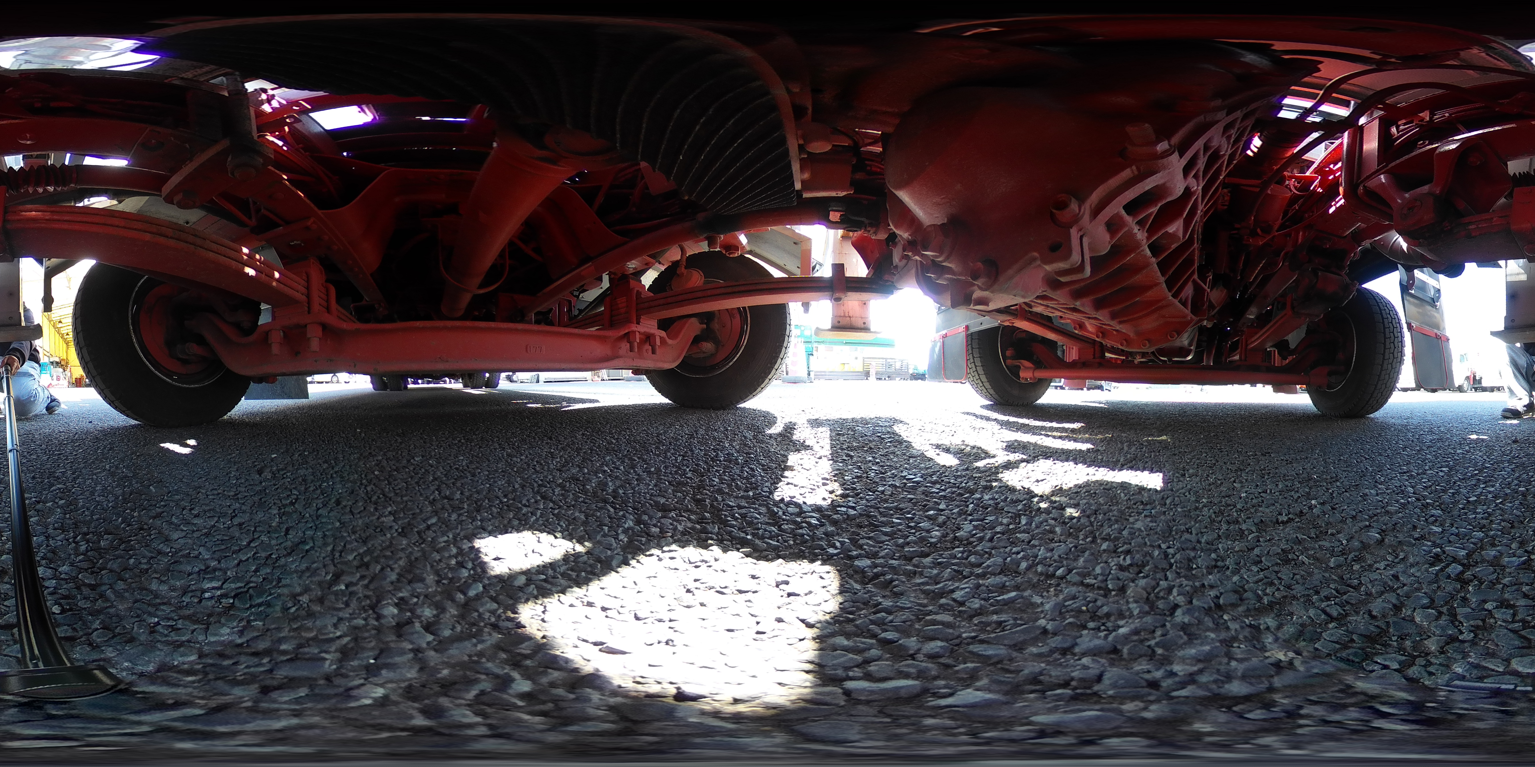 ギガ　大型　４軸　２デフ　リーフサス　「ベッド付き」　４段セルフクレーン　積載１１２００ｋｇ　古河ユニック製　ラジコン　フックイン　２．９３ｔ吊　ウインチ　造りボディー　リターダ　鳥居シマ板張り＆埋め込み式工具入れ＆ラダー付き　床フック　アユミ板掛け＆アユミ板付き　バックカメラ　ＥＴＣ　メッキパーツ　回送仕様　７速ＭＴ！総重量２５トン未満！　車検「Ｒ９年３月まで！」　AK1