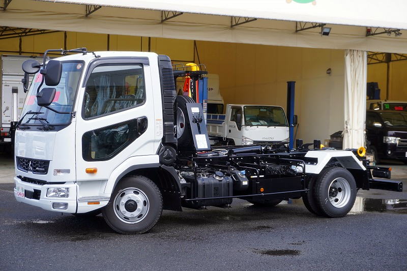 （未使用）　ファイター　４トン　「ベッドレス」　フックロール　極東製　積載３４５０ｋｇ　ツインシリンダー　キャブバックステップ　網工具入れ　ラジコン　オートエアコン　バックカメラ　坂道発進補助　衝突軽減ブレーキ　車線逸脱警報　６速ＭＴ！　車検「Ｒ９年９月まで！」フロント画像