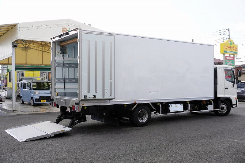 レンジャー　４トン　「ワイド　ベッド付き」　冷蔵冷凍車　積載２３００ｋｇ　リアエアサス　６．２ｍ長　格納パワーゲート　観音式サイドドア　－３０度設定　キーストン　ラッシング２段　バックカメラ　菱重製　オートエアコン　低走行！２４０馬力！６速ＭＴ！　車検「Ｒ８年１０月まで！」