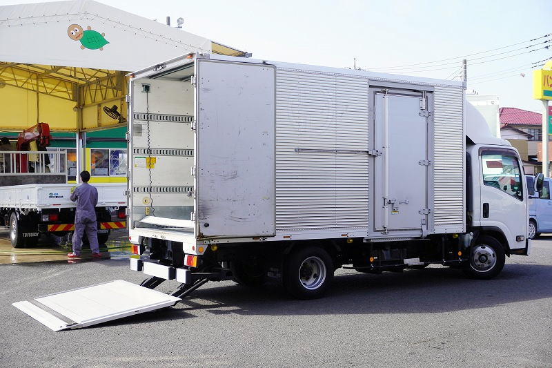 エルフ　「ワイドロング」　アルミバン　積載２０００ｋｇ　左右サイドドア　パワーゲート　リア観音扉　ラッシング３段　荷台鉄板張り　導風板　バックカメラ　ＥＴＣ　左電格ミラー　坂道発進補助　日本フルハーフ製　６速ＭＴ！フロント画像