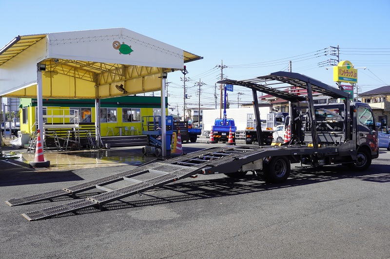 デュトロ 「ワイド超ロング」 キャリアカー 2台積 古河ユニック製 積載3350kg ウインチ ラジコン 油圧リアゲート バックカメラ ETC 左電格ミラー 坂道発進補助 電動パーキングブレーキ LEDヘッドライト&フォグランプ 衝突軽減ブレーキ 車線逸脱警報 クリアランスソナー 6速MT!フロント画像