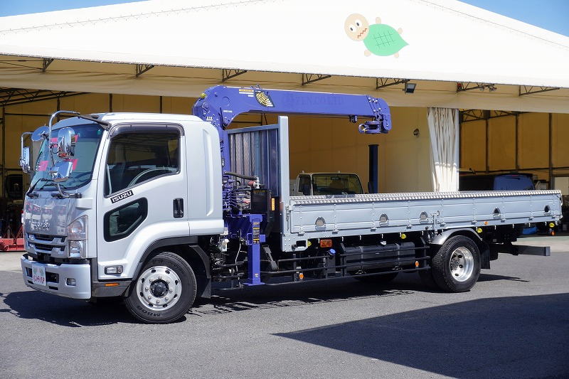 フォワード　増トン　「標準幅　ベッド付き」　４段クレーン　積載７７００ｋｇ　古河ユニック製　５．５ｍ長　ラジコン　フックイン　２．９３ｔ吊　差し違いアウトリガー　セイコーラック　鳥居シマ板張り　ロープ穴５対　バックカメラ　社外ナビ　ＥＴＣ　坂道発進補助　アルミホイール　衝突軽減ブレーキ　車線逸脱警報　低走行！６速ＭＴ！希少車！！　車検「Ｒ８年８月まで！」