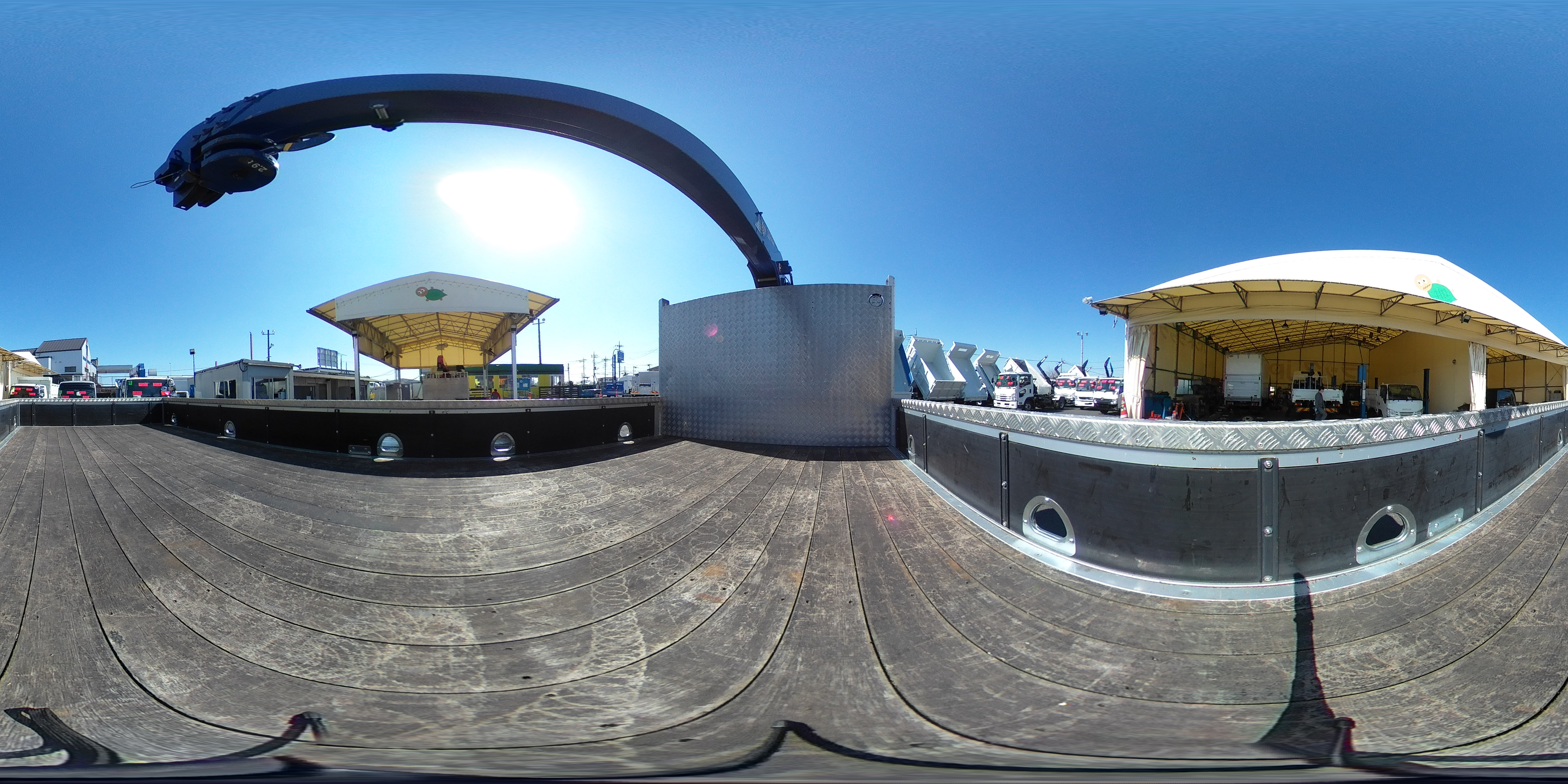 フォワード　増トン　「標準幅　ベッド付き」　４段クレーン　積載７７００ｋｇ　古河ユニック製　５．５ｍ長　ラジコン　フックイン　２．９３ｔ吊　差し違いアウトリガー　セイコーラック　鳥居シマ板張り　ロープ穴５対　バックカメラ　社外ナビ　ＥＴＣ　坂道発進補助　アルミホイール　衝突軽減ブレーキ　車線逸脱警報　低走行！６速ＭＴ！希少車！！　車検「Ｒ８年８月まで！」2