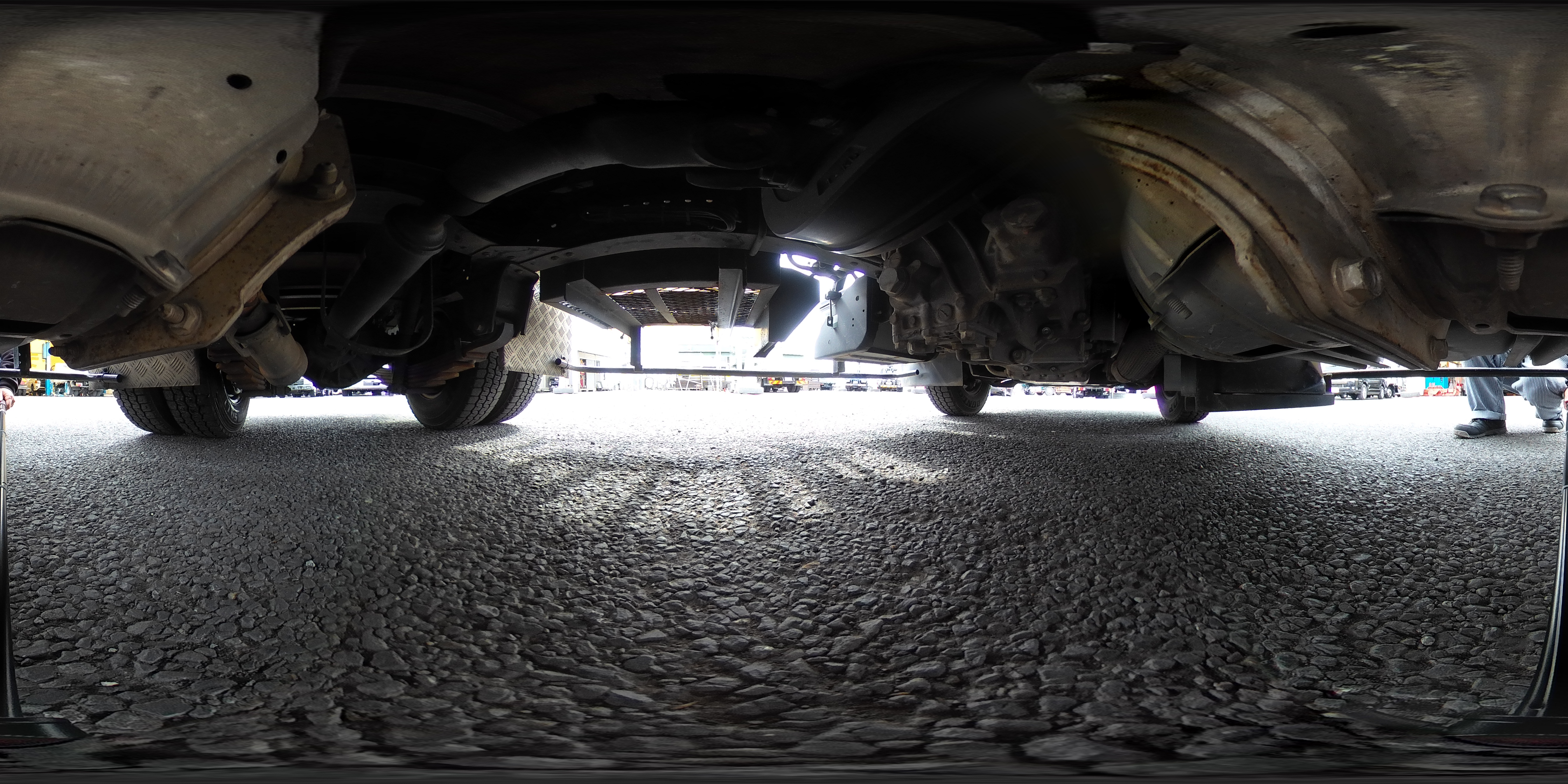 エルフ　「標準幅　ショート」　平ボディー　垂直パワーゲート　積載３０００ｋｇ　五方開　２段アオリ　荷台シマ板張り　鳥居シマ板張り　左電格ミラー　バックカメラ　ＥＴＣ　フォグランプ　高床　ＡＴ車！プロパンガス運搬仕様！0