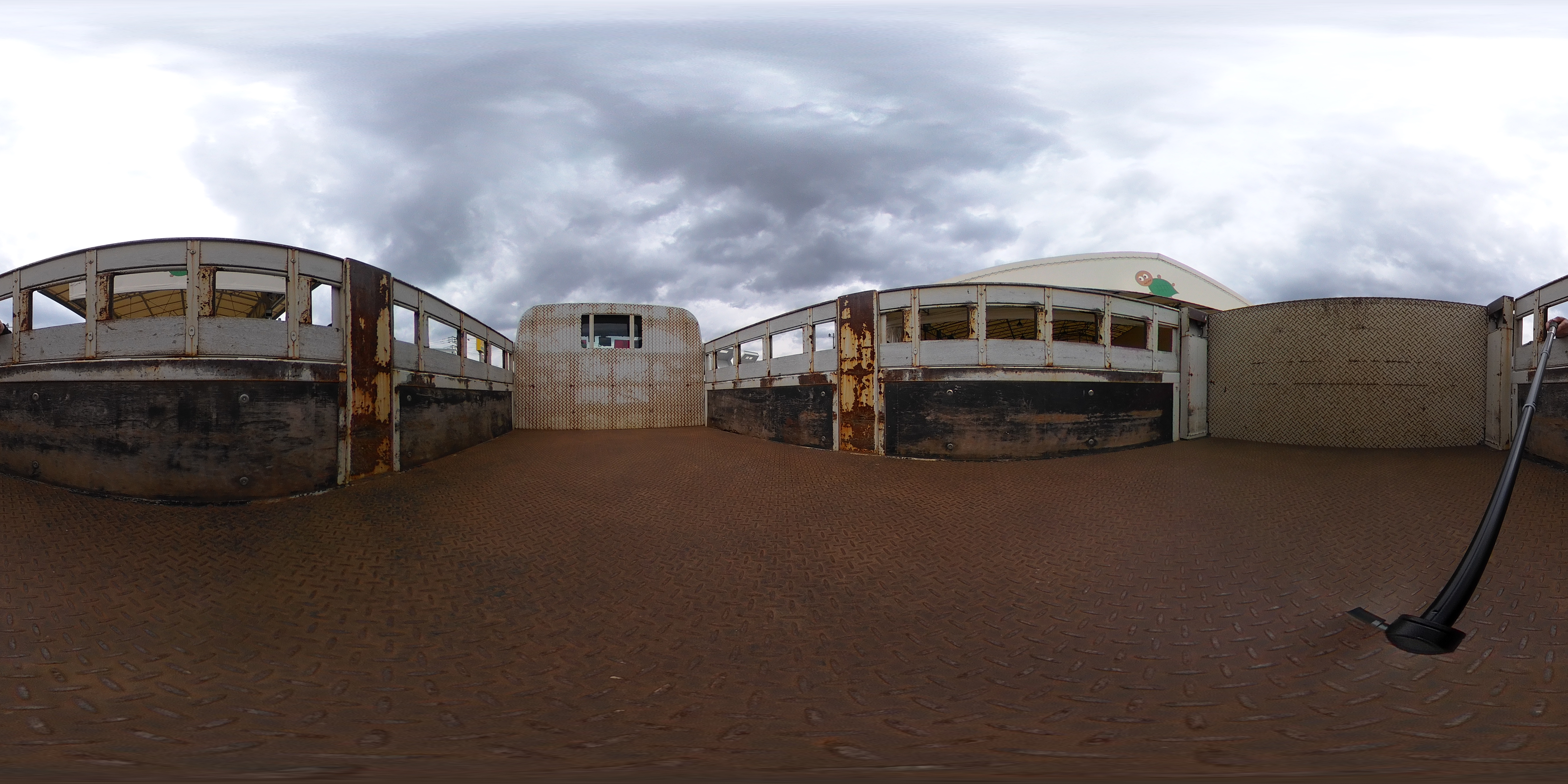 エルフ　「標準幅　ショート」　平ボディー　垂直パワーゲート　積載３０００ｋｇ　五方開　２段アオリ　荷台シマ板張り　鳥居シマ板張り　左電格ミラー　バックカメラ　ＥＴＣ　フォグランプ　高床　ＡＴ車！プロパンガス運搬仕様！2