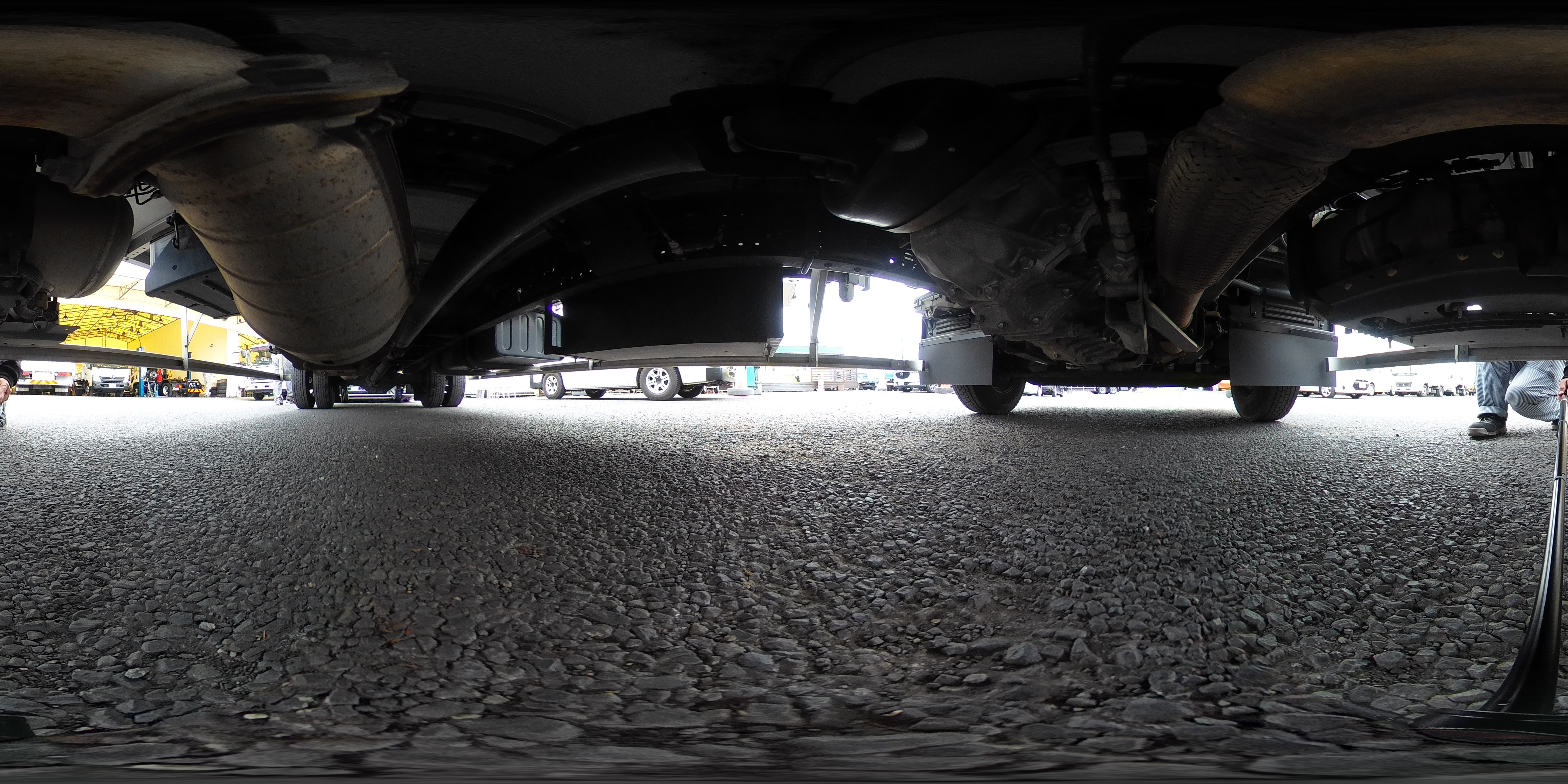 フォワード　４トン　「標準幅　ベッド付き」　アルミウイング　積載２７５０ｋｇ　リーフサス　跳ね上げ式パワーゲート付き　６．２ｍ長　ラッシング２段　導風板　バックカメラ　ＥＴＣ　セイコーラック　パブコ製　６速ＭＴ！0