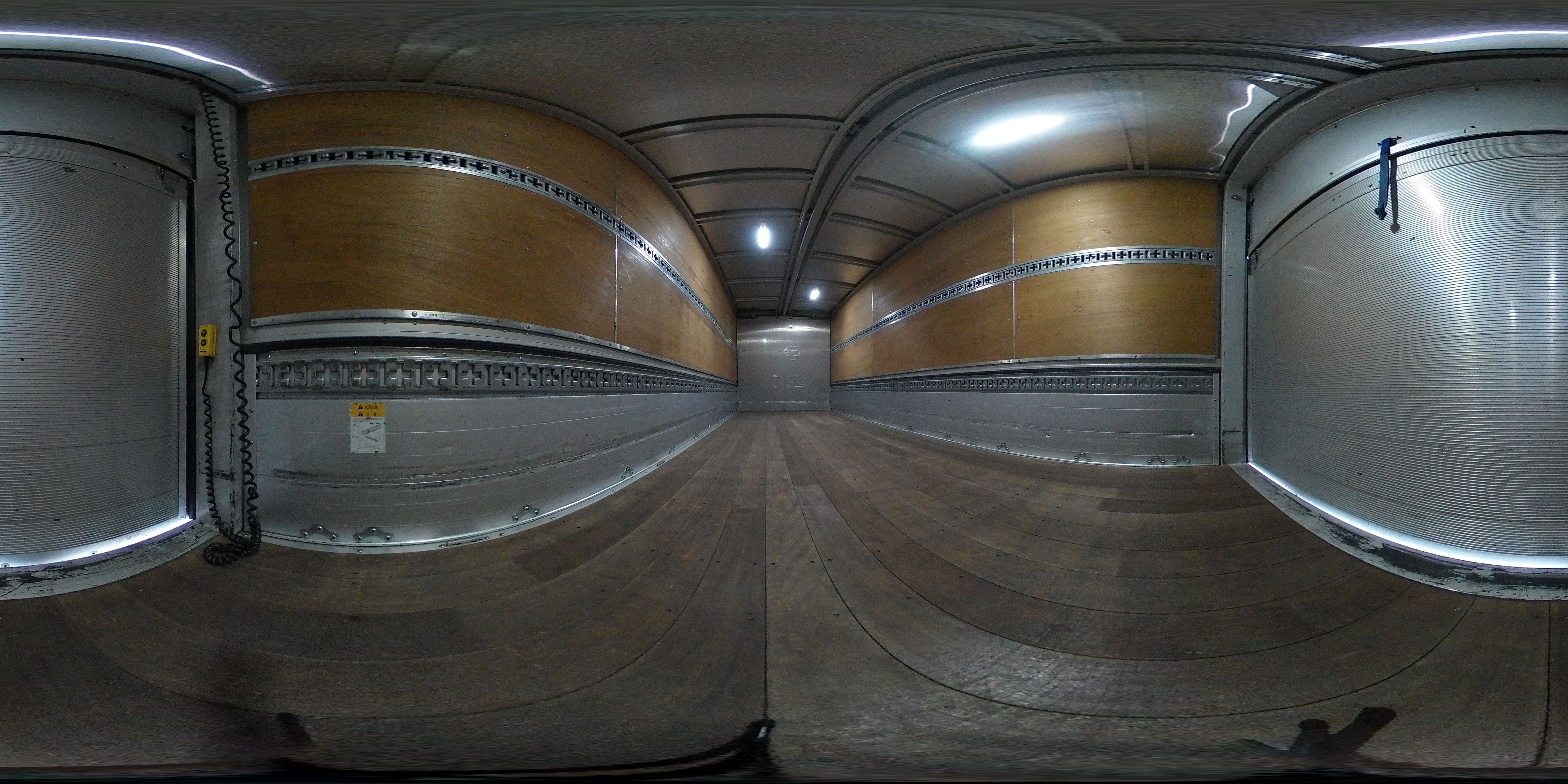 フォワード　４トン　「標準幅　ベッド付き」　アルミウイング　積載２７５０ｋｇ　リーフサス　跳ね上げ式パワーゲート付き　６．２ｍ長　ラッシング２段　導風板　バックカメラ　ＥＴＣ　セイコーラック　パブコ製　６速ＭＴ！2