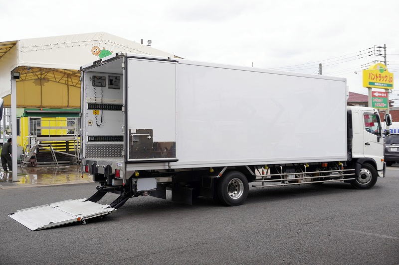 レンジャー　４トン　「標準幅　ベッド付き」　冷蔵冷凍車　積載２３５０ｋｇ　リアエアサス　６．４ｍ長　格納パワーゲート　サイドドア　－３０度設定　荷台シマ板張り　ラッシング２段　バックカメラ　ＥＴＣ２．０　東プレ製　オートエアコン　メッキパーツ　アルミホイール　ステンレスサイドバンパー　衝突軽減ブレーキ　車線逸脱警報　２４０馬力！ＡＴ車！