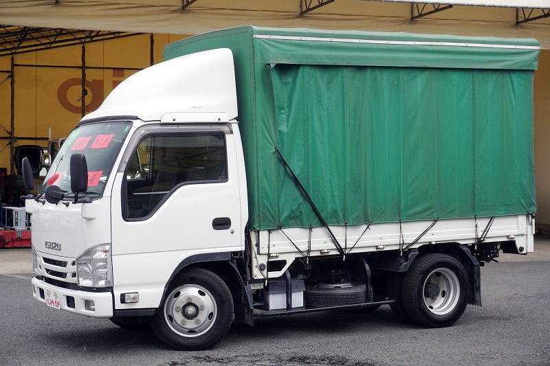 エルフ　「標準幅　ショート」　平ボディー　幌カーテン車　積載３０００ｋｇ　荷台鉄板張り　導風板　社外ナビ　バックカメラ　ＥＴＣ２．０　坂道発進補助　左電格ミラー　フォグランプ　全低床　６速ＭＴ！フロント画像