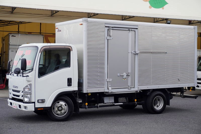 エルフ 「標準幅 ロング」 アルミバン 積載3000kg 左右サイドドア ラッシング2段 バックカメラ ETC2.0 左電格ミラー 坂道発進補助 フォグランプ キーレス 90度ストッパー 日本フルハーフ製 6速MT!フロント画像
