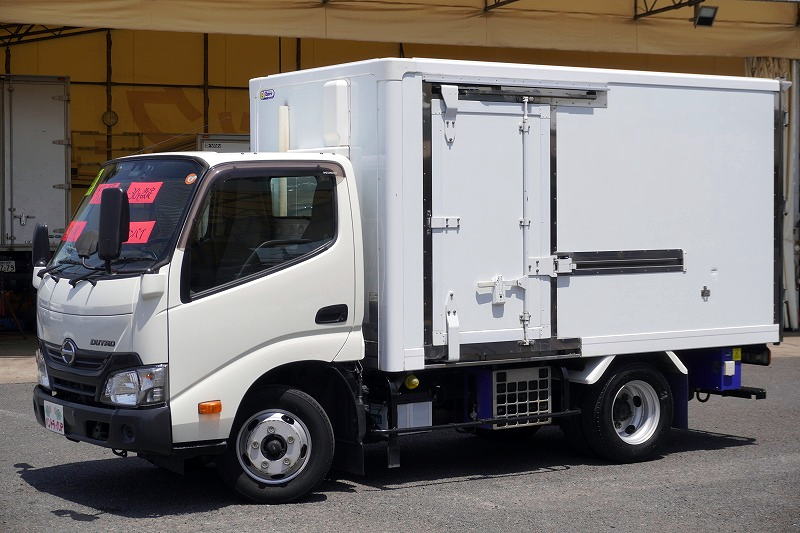デュトロ 10尺 冷蔵冷凍車 積載2000kg 東プレ製 低箱 全高2.6m以下 サイドドア -30度設定 スタンバイ装置 エアリブ 荷台スノコ付き 90度ストッパー バックカメラ 衝突軽減ブレーキ 車線逸脱警報 AT車!フロント画像