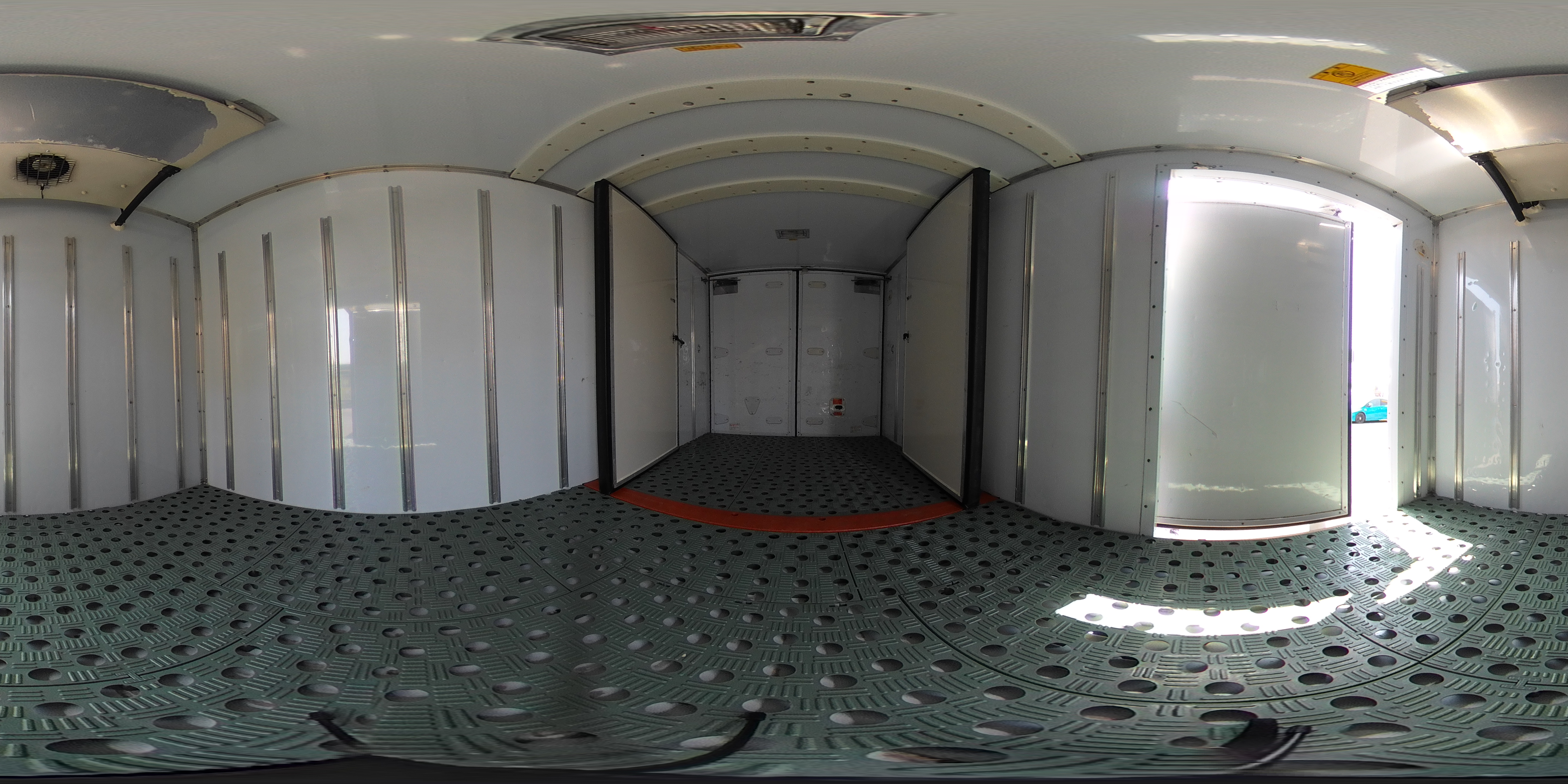 デュトロ　１０尺　冷蔵冷凍車　積載２０００ｋｇ　東プレ製　低箱　全高２．６ｍ以下　サイドドア　－３０度設定　スタンバイ装置　エアリブ　荷台スノコ付き　９０度ストッパー　バックカメラ　衝突軽減ブレーキ　車線逸脱警報　ＡＴ車！2