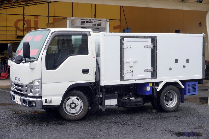 エルフ 10尺 冷蔵冷凍車 積載1550kg 東プレ製 低箱 全高2m以下 サイドドア -30度設定 スタンバイ装置 荷台ステンレス張り&スノコ付き エアリブ 左電格ミラー バックカメラ LEDヘッドライト 衝突軽減ブレーキ 車線逸脱警報 AT車! 車検「R8年11月まで!」フロント画像