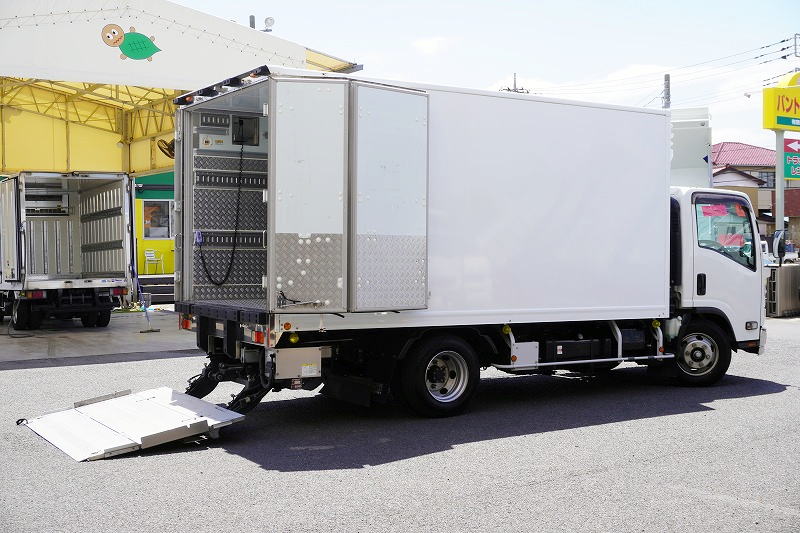 エルフ　「ワイドロング」　冷蔵冷凍車　積載３１５０ｋｇ　格納パワーゲート　サイドドア　リア三枚扉　－３０度設定　スタンバイ装置　荷台シマ板張り　ラッシング２段　バックカメラ　ＥＴＣ２．０　左電格ミラー　坂道発進補助　ＬＥＤヘッドライト＆フォグランプ　菱重製　衝突軽減ブレーキ　車線逸脱警報　６速ＭＴ！　車検「Ｒ８年１１月まで！」