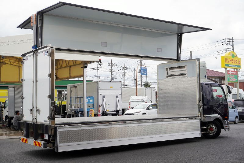 ファイター　４トン　「ワイド　ベッド付き」　冷蔵ウイング　積載２０００ｋｇ　リアエアサス　約６．２ｍ長　荷台シマ板張り　セイコーラック　バックカメラ　社外ナビ　ＥＴＣ２．０　メッキパーツ　ステンレスサイドバンパー　シャーシレッド塗装　坂道発進補助　ＨＩＤヘッドライト　衝突軽減ブレーキ　車線逸脱警報　菱重製　６速ＭＴ！