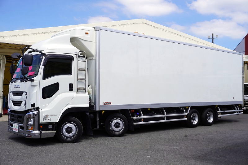 ギガ　大型　４軸　「標準ルーフ　ベッド付き」　冷蔵冷凍車　積載１２９００ｋｇ　－３５度設定　菱重製　サブエンジン付き　スタンバイ装置　リアエアサス　９．４ｍ長　リターダ　荷台ステンレス張り　ジョルダーレール４列　ラッシング２段　導風板　キャブラダー　バックカメラ　ＥＴＣ２．０　社外テール　デフロック　高年式！ＡＴ車！フロント画像