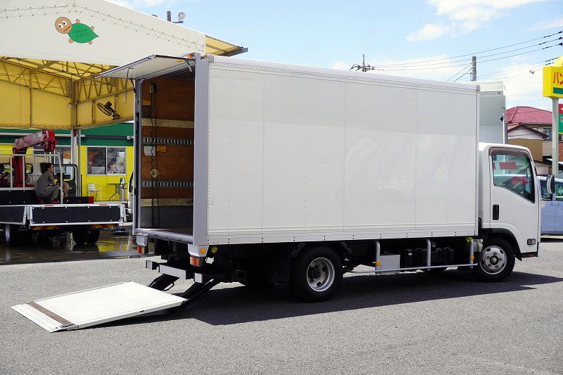 エルフ　「標準幅　ロング」　パネルバン　積載２９００ｋｇ　跳ね上げ式　パワーゲート　サイドドア　ラッシング２段　バックカメラ　左電格ミラー　フォグランプ　日本フルハーフ製　ＡＴ車！　車検「Ｒ９年３月まで！」