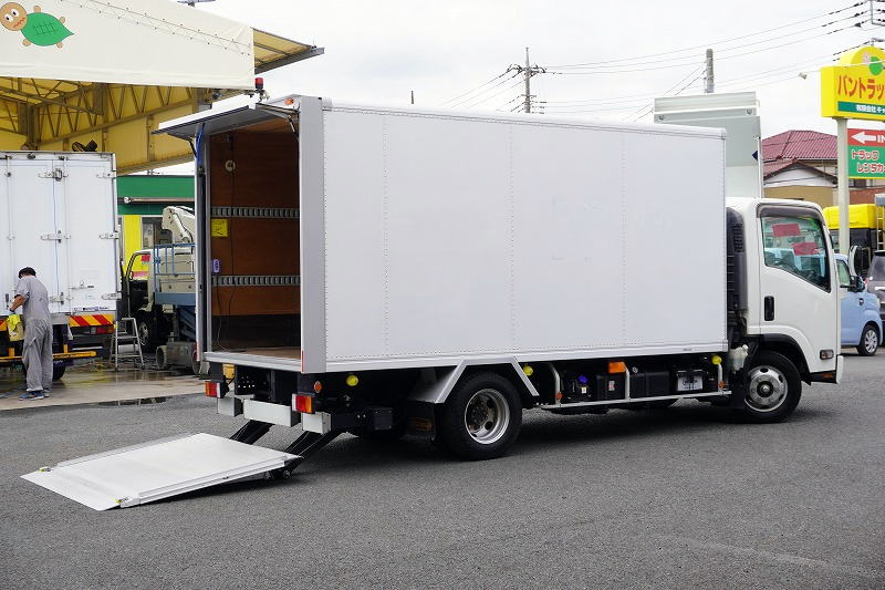 エルフ　「ワイドロング　ハイブリッド」　パネルバン　積載２０００ｋｇ　跳ね上げ式　パワーゲート　ラッシング２段　ラジコン　バックカメラ　ＥＴＣ２．０　左電格ミラー　フォグランプ　衝突軽減ブレーキ　車線逸脱警報　北村製　ＡＴ車！