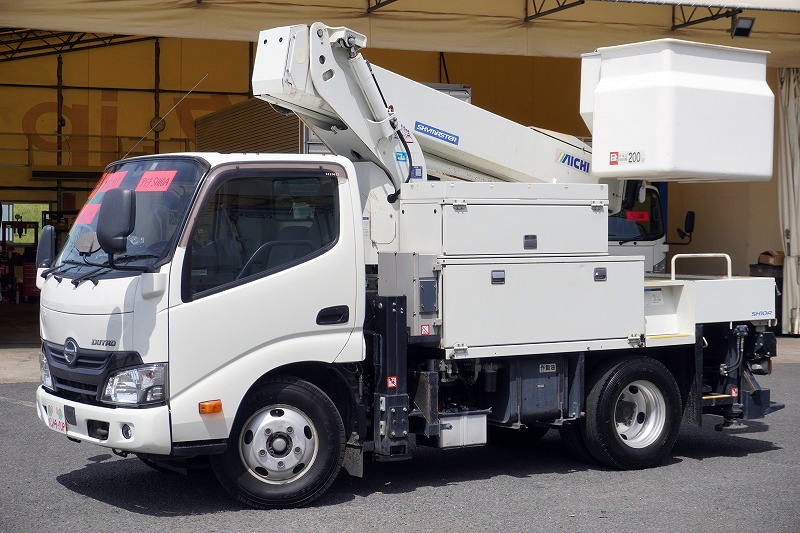 デュトロ 高所作業車 アイチ製(SH10A) 最大地上高9.9m FRPバケット バケット積載荷重200kg 積載200kg 工具入れ ジョイスティックタイプ アワーメーター:5810h 左電格ミラー 坂道発進補助 電動パーキングブレーキ 社外ナビ バックカメラ フォグランプ 電気工事仕様!5速MT!フロント画像