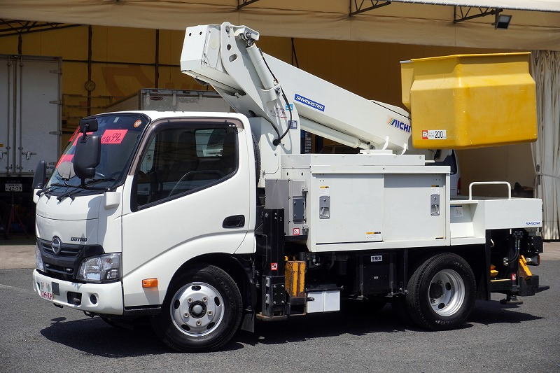 デュトロ　高所作業車　アイチ製（ＳＨ１０Ａ）　最大地上高９．９ｍ　ＦＲＰバケット　バケット積載荷重２００ｋｇ　積載１５０ｋｇ　工具入れ　ジョイスティックタイプ　アワーメーター：１３１５ｈ　左電格ミラー　電動パーキングブレーキ　バックカメラ　社外ナビ　電工仕様！ＡＴ車！