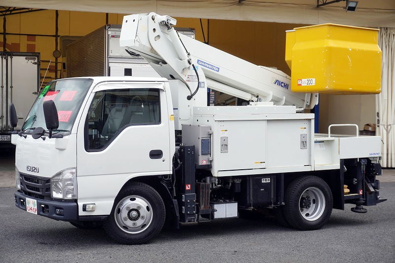エルフ　高所作業車　アイチ製（ＳＨ１０Ａ）　最大地上高９．９ｍ　ＦＲＰバケット　バケット積載荷重２００ｋｇ　積載１５０ｋｇ　工具入れ　ジョイスティックタイプ　アワーメーター：１９００ｈ　左電格ミラー　坂道発進補助　バックカメラ　社外ナビ　電工仕様！６速ＭＴ！