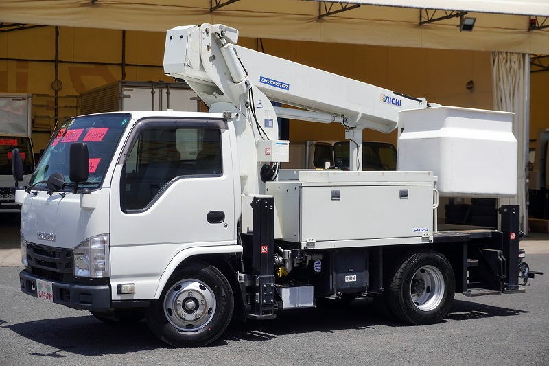 エルフ 高所作業車 アイチ製(SH12A) 最大地上高12m FRPバケット バケット積載荷重200kg 積載150kg 工具入れ ジョイスティックタイプ アワーメーター:4370h 左電格ミラー 坂道発進補助 バックカメラ 社外ナビ 電工仕様!6速MT!フロント画像