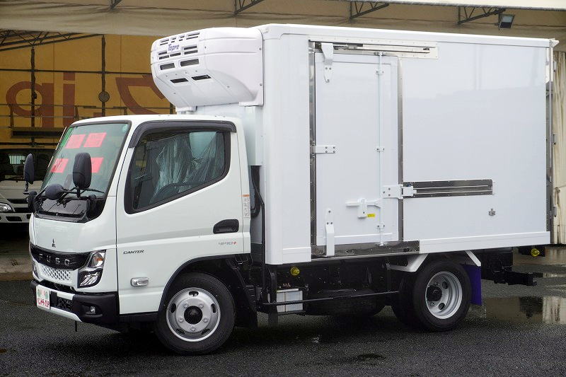 （未使用）　キャンター　１０尺　冷蔵冷凍車　積載２０００ｋｇ　サイドドア　東プレ製　－３０度設定　ラッシング１段　エアリブ　荷台ステンレス張り　９０度ストッパー　バックカメラ　左電格ミラー　ＬＥＤヘッドライト＆フォグランプ　衝突軽減ブレーキ　車線逸脱警報　５速ＭＴ！　車検「Ｒ９年６月まで！」フロント画像