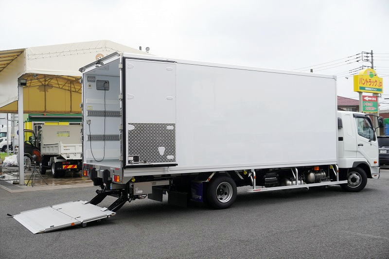 （未使用）　ファイター　４トン　「ワイド　ベッド付き」　冷蔵冷凍車　積載２３５０ｋｇ　リアエアサス　約６．２ｍ長　格納パワーゲート　サイドドア　－３０度設定　荷台アルミ板張り　ラッシング２段　バックカメラ　東プレ製　メッキパーツ　オートエアコン　６速ＭＴ！　車検「Ｒ９年１０月まで！」