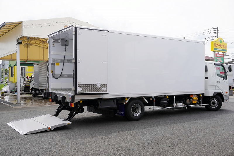 （未使用）　ファイター　４トン　「ワイド　ベッド付き」　冷蔵冷凍車　積載２４００ｋｇ　リアエアサス　６．２ｍ長　格納パワーゲート　サイドドア　－３０度設定　荷台シマ板張り　ラッシング２段　バックカメラ　東プレ製　オートエアコン　６速ＭＴ！　車検「Ｒ９年１１月まで！」フロント画像