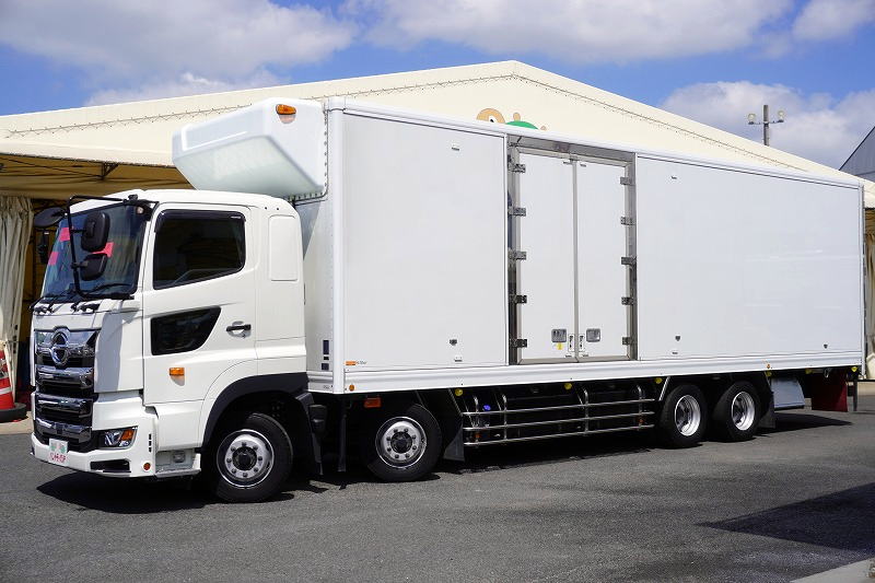 プロフィア　大型　４軸　「標準ルーフ　ベッド付き」　冷蔵冷凍車　積載１２８００ｋｇ　－３５度設定　菱重製　サブエンジン付き　観音サイドドア　スタンバイ装置　リアエアサス　９．５ｍ長　リターダ　ジョルダーレール４列　キーストン　ラッシング２段　バックカメラ　デフロック　高年式！７速ＭＴ！フロント画像