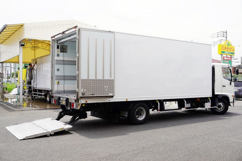 レンジャー 4トン 「ワイド ベッド付き」 冷蔵冷凍車 積載2250kg リアエアサス 6.2m長 格納パワーゲート ラジコン サイドドア -30度設定 キーストン ジョルダー4列 ラッシング2段 バックカメラ ETC2.0 菱重製 オートエアコン 6速MT!フロント画像