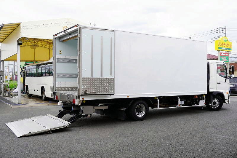 レンジャー 4トン 「ワイド ベッド付き」 冷蔵冷凍車 積載2700kg リーフサス 約6m長 格納パワーゲート ラジコン -30度設定 荷台シマ板張り ラッシング2段 バックカメラ ETC2.0 菱重製 オートエアコン 6速MT! 車検「R9年3月まで!」フロント画像