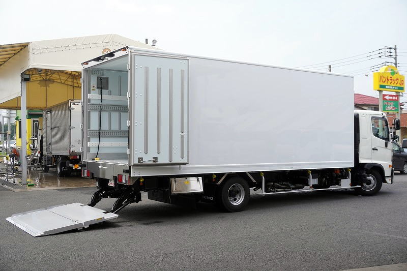 (未使用) レンジャー 4トン 「ワイド ベッド付き」 冷蔵冷凍車 積載2200kg リアエアサス 6.2m長 格納パワーゲート 観音サイドドア -30度設定 キーストン ラッシング2段 バックカメラ ETC2.0 菱重製 オートエアコン メッキパーツ 6速MT! 車検「R9年9月まで!」フロント画像