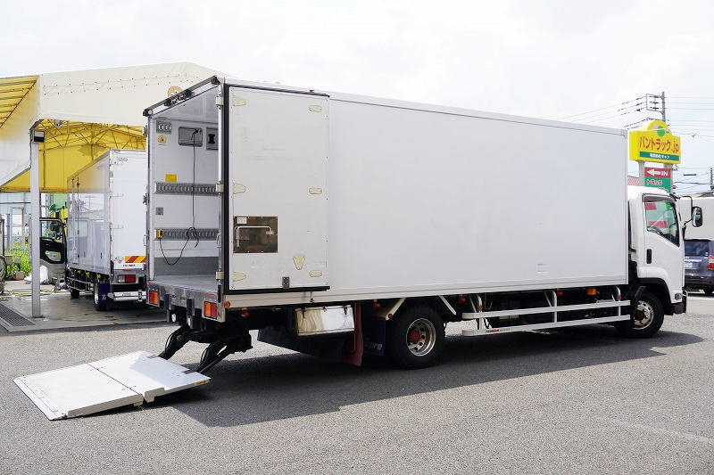 フォワード 4トン 「ワイド ベッドレス」 冷蔵冷凍車 積載2550kg リアエアサス 6.4m長 格納パワーゲート サイドドア -30度設定 荷台アルミ板張り ラッシング2段 ラジコン アルミホイール バックカメラ ETC2.0 東プレ製 オートエアコン 6速MT!フロント画像