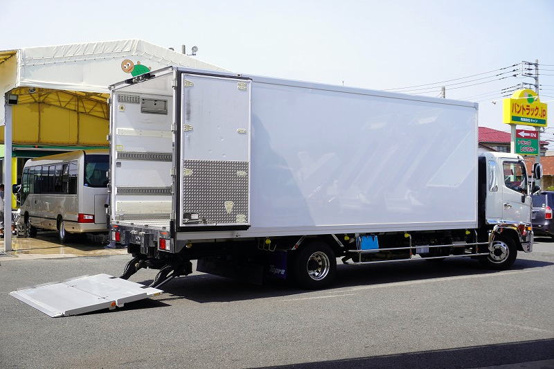 レンジャー　４トン　「ワイド　ベッド付き」　冷蔵冷凍車　積載２１５０ｋｇ　リアエアサス　６．２ｍ長　格納パワーゲート　サイドドア　－３０度設定　ジョルダーレール４列　ラッシング２段　アルミホイール　メッキパーツ　ステンレスサイドバンパー　バックカメラ　東プレ製　オートエアコン　６速ＭＴ！