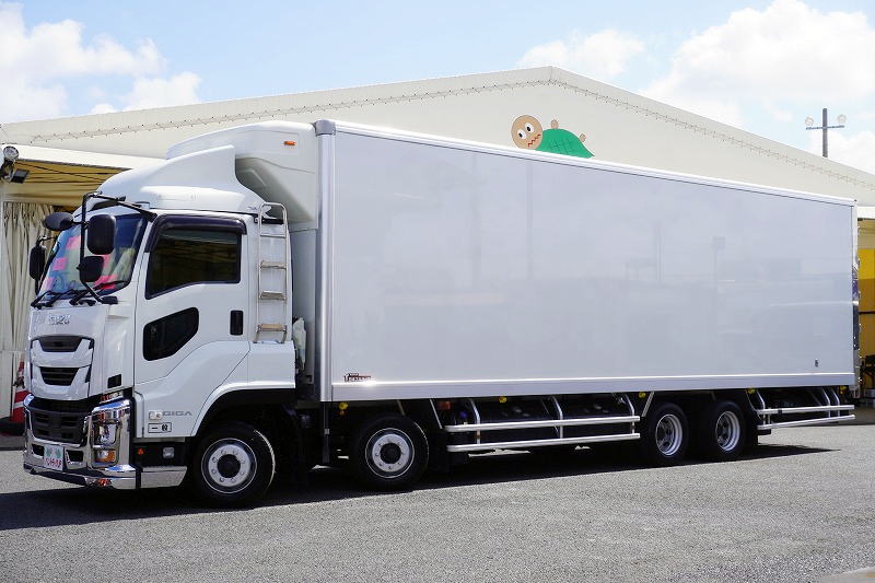 ギガ　大型　４軸　「標準ルーフ　ベッド付き」　冷蔵冷凍車　積載１２９００ｋｇ　－３５度設定　菱重製　サブエンジン付き　スタンバイ装置　リアエアサス　９．４ｍ長　リターダ　荷台ステンレス張り　ジョルダーレール４列　ラッシング２段　導風板　キャブラダー　バックカメラ　ＥＴＣ２．０　社外テール　デフロック　高年式！ＡＴ車！フロント画像