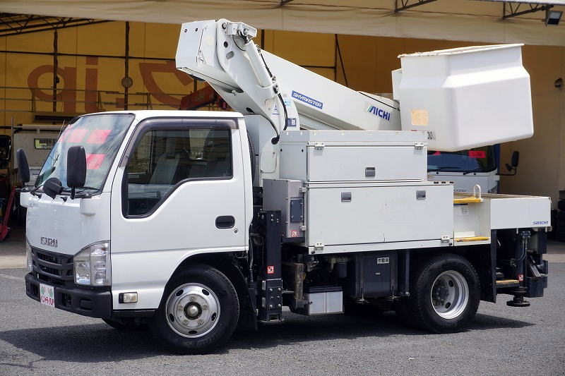 エルフ 高所作業車 アイチ製(SB10A) 最大地上高9.7m FRPバケット バケット積載荷重200kg 積載500kg 工具入れ ジョイスティックタイプ アワーメーター:6345h 左電格ミラー 坂道発進補助 バックカメラ 通信工事仕様!6速MT!フロント画像