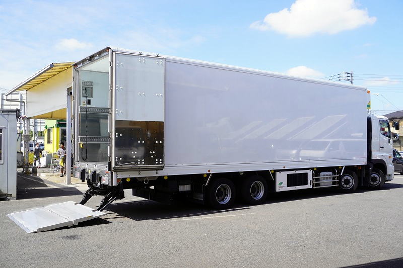 プロフィア　大型　４軸　「標準ルーフ　ベッド付き」　冷蔵冷凍車　積載１２４００ｋｇ　－３５度設定　菱重製　サブエンジン付き　観音サイドドア　スタンバイ装置　リアエアサス　９．４ｍ長　格納パワーゲート　ジョルダーレール４列　キーストン　ラッシング２段　バックカメラ　ＥＴＣ　デフロック　高年式！７速ＭＴ！