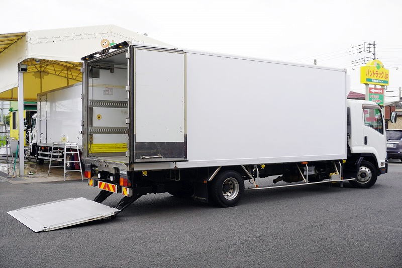フォワード　４トン　「標準幅　ベッド付き」　冷蔵冷凍車　「矢野特殊」　積載２９５０ｋｇ　パワーゲート　６ｍ長　－３２度設定　荷台シマ板張り　ラッシング２段　バックカメラ　アルミホイール　ＡＴ車！