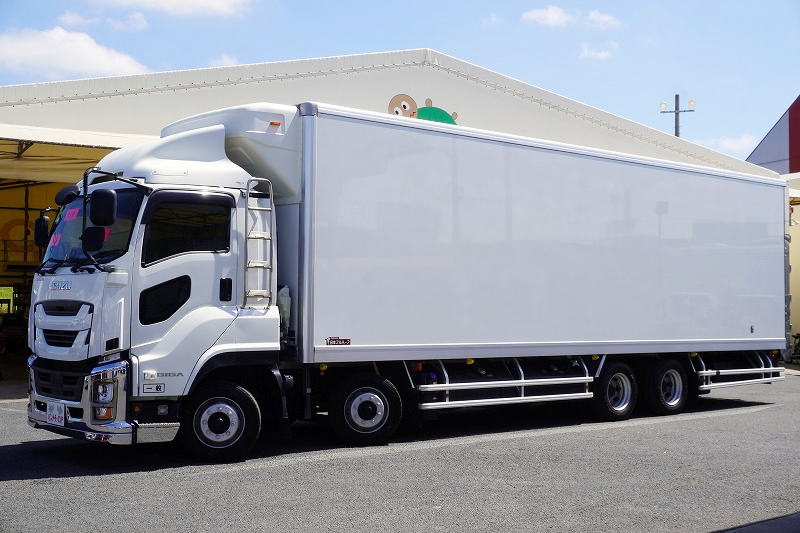 ギガ　大型　４軸　「標準ルーフ　ベッド付き」　冷蔵冷凍車　積載１２９００ｋｇ　－３５度設定　菱重製　サブエンジン付き　スタンバイ装置　リアエアサス　９．４ｍ長　リターダ　荷台ステンレス張り　ジョルダーレール４列　ラッシング２段　導風板　キャブラダー　間仕切り扉　バックカメラ　ＥＴＣ２．０　デフロック　高年式！ＡＴ車！