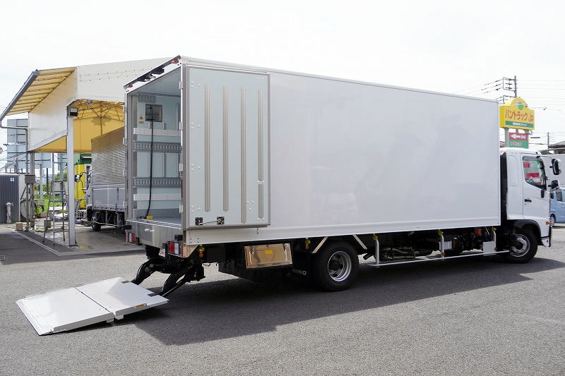 （未使用）　レンジャー　４トン　「ワイド　ベッド付き」　冷蔵冷凍車　積載２２００ｋｇ　リアエアサス　６．２ｍ長　格納パワーゲート　観音サイドドア　－３０度設定　キーストン　ラッシング２段　バックカメラ　菱重製　オートエアコン　メッキパーツ　６速ＭＴ！　車検「Ｒ９年３月まで！」フロント画像
