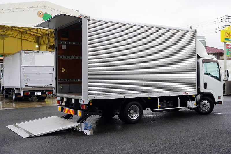 エルフ　「ワイドロング」　アルミバン　積載２９５０ｋｇ　跳ね上げ式　パワーゲート　サイドドア　ラッシング３段　導風板　高箱　左電格ミラー　バックカメラ　ＥＴＣ２．０　フォグランプ　日本フルハーフ製　ＡＴ車！