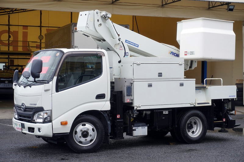 デュトロ 高所作業車 アイチ製(SH10A) 最大地上高9.9m FRPバケット バケット積載荷重200kg 積載250kg 工具入れ ジョイスティックタイプ アワーメーター:5880h 左電格ミラー 電動パーキングブレーキ バックカメラ 社外ナビ フォグランプ 衝突軽減ブレーキ 車線逸脱警報 電気工事仕様!AT車!フロント画像