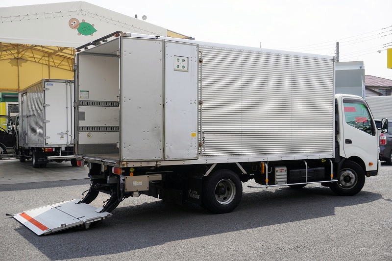デュトロ　「ワイドロング」　アルミバン　積載３９５０ｋｇ　格納パワーゲート　サイドドア　リア三枚扉　ラッシング２段　箱内下部鉄板張り　左電格ミラー　スマートキー　クリアランスソナー　バックカメラ　ＥＴＣ２．０　ラジコン　ＬＥＤヘッドライト＆フォグランプ　電動パーキングブレーキ　日本フルハーフ製　ＡＴ車！　車検「Ｒ９年２月まで！」