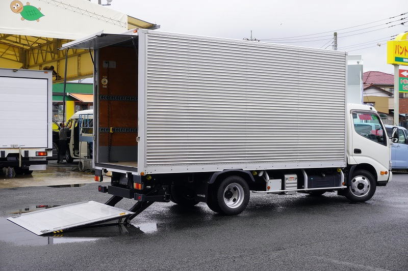 デュトロ　「標準幅　ロング」　アルミバン　積載２０００ｋｇ　サイドドア　跳ね上げ式パワーゲート　ラッシング２段　バックカメラ　ＬＥＤヘッドライト＆フォグランプ　左電格ミラー　スマートキー　電動パーキングブレーキ　クリアランスソナー　衝突軽減ブレーキ　車線逸脱警報　トランテックス製　ＡＴ車！　車検「Ｒ９年３月まで！」フロント画像