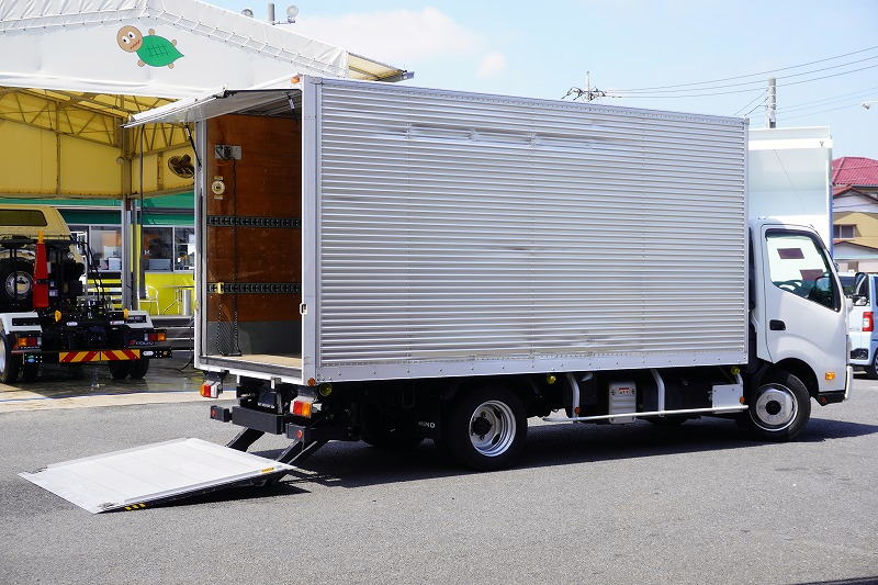 デュトロ　「ワイドロング」　アルミバン　積載２０００ｋｇ　サイドドア　跳ね上げ式パワーゲート　ラッシング２段　バックカメラ　ＬＥＤヘッドライト＆フォグランプ　左電格ミラー　スマートキー　電動パーキングブレーキ　クリアランスソナー　坂道発進補助　衝突軽減ブレーキ　車線逸脱警報　トランテックス製　６速ＭＴ！　車検「Ｒ８年１２月まで！」