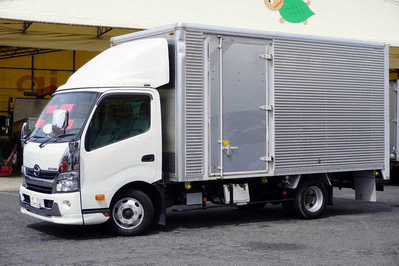 デュトロ　「ワイドロング」　アルミバン　積載３０００ｋｇ　左右サイドドア　リアシャッター扉　ラッシング２段　導風板　バックカメラ　ＥＴＣ２．０　左電格ミラー　電動パーキングブレーキ　メッキパーツ　パブコ製　６速ＭＴ！フロント画像