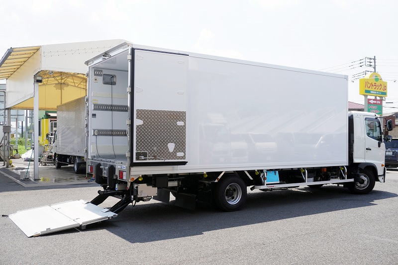 (未使用) レンジャー 4トン 「ワイド ベッド付き」 冷蔵冷凍車 積載2100kg リアエアサス 6.1m長 格納パワーゲート サイドドア -30度設定 キーストン ジョルダー4列 ラッシング2段 バックカメラ 東プレ製 オートエアコン 衝突軽減ブレーキ 車線逸脱警報 6速MT! 車検「R8年11月まで!」フロント画像